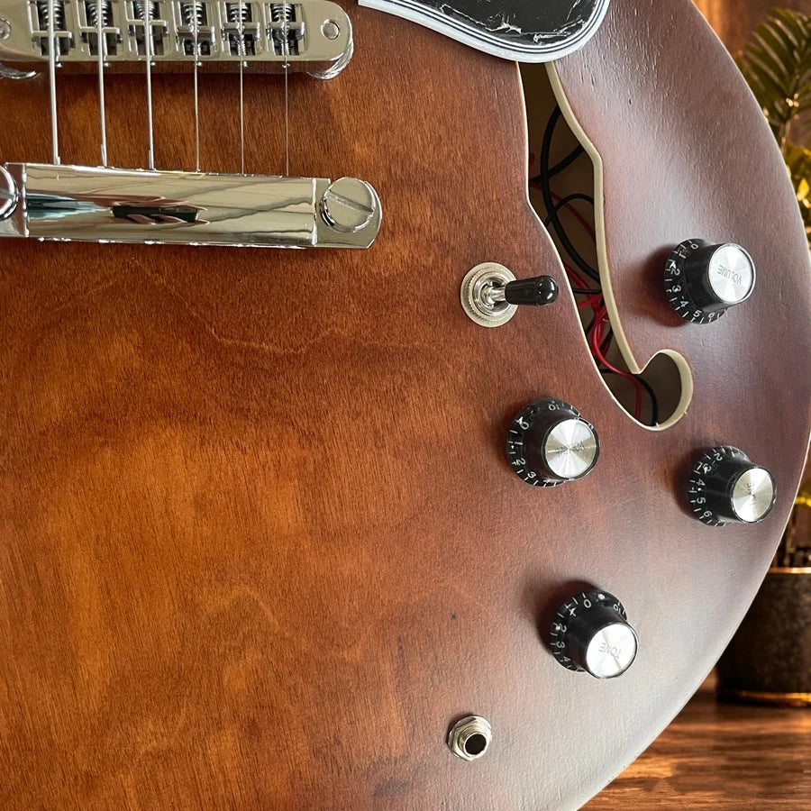 New Semi Hollow Design Electric Guitar with Symmetrical Body and Protective Plate, 6 Strings