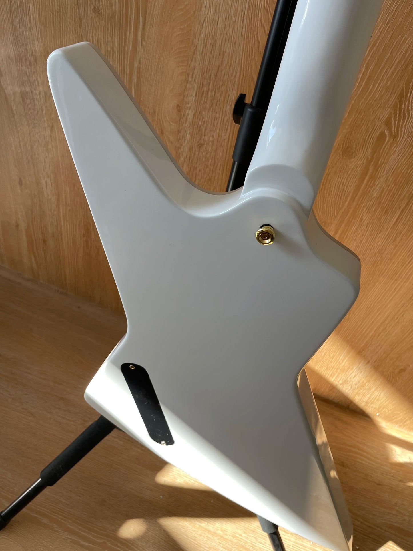 White Explorer Electric Guitar Gold Hardware HH Pickups Mahogany Body